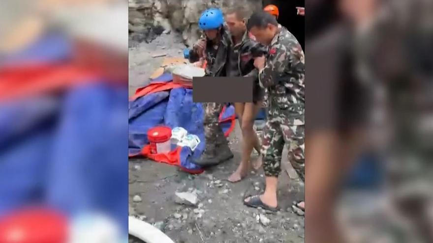 RESCATE NEPAL RIADA | Rescatan vivas a dos personas 11 días después de la riada en Nepal