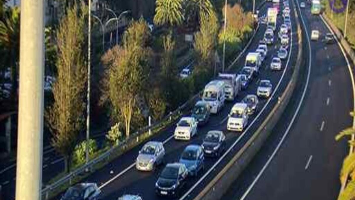 Colas en Tacoronte tras un accidente en Vía de Ronda