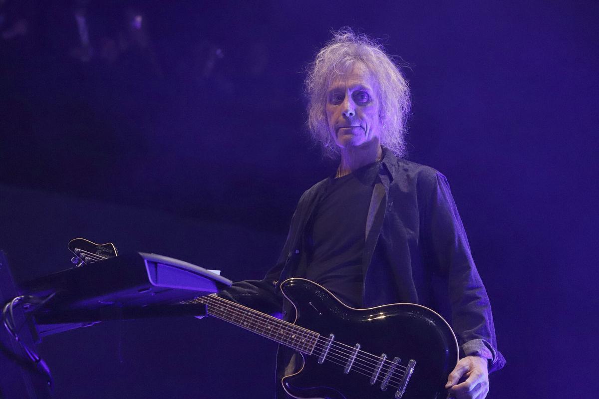 Fotografía del 10 de Diciembre de 2023 del músico de la banda británica The Cure, Perry Bamonte.