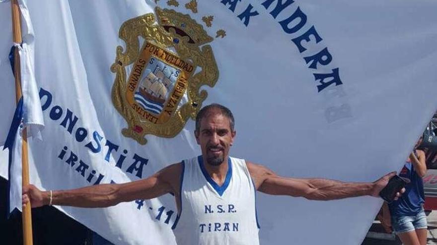 El remero con la Bandera de La Concha y la camiseta del antiguo NSR Tirán, el club en el que empezó.