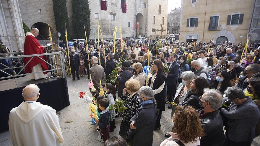 La plaça dels Apòstols de Girona s&#039;omple de palmes per celebrar el Diumenge de Rams