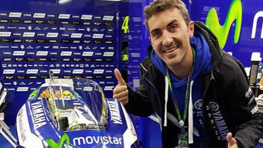 Enric Saurí, junto a la moto de Valentino Rossi.