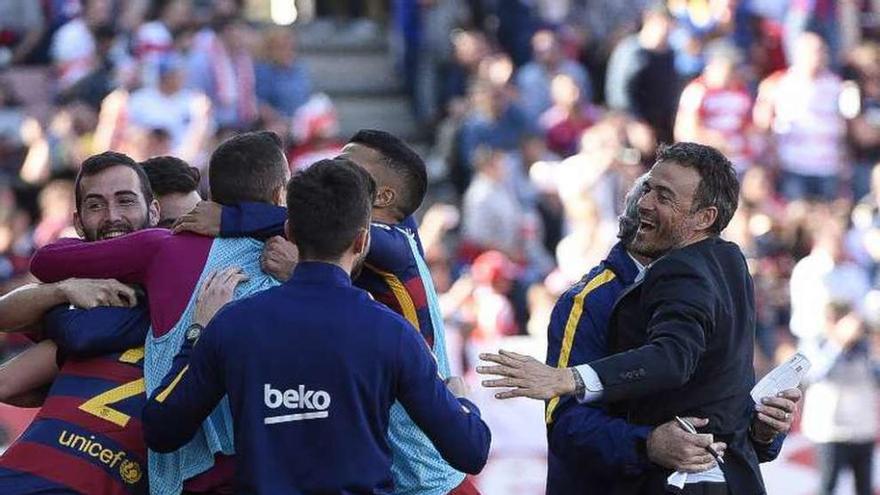 Luis Enrique, a la derecha, festeja el título. // Efe