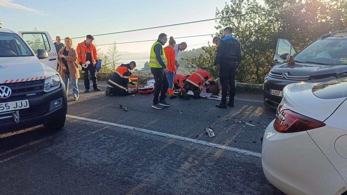 Los servicios sanitarios atienden a los heridos en el accidente de tráfico. La persona peor parada fue la conductora del Citroën C3, en el que no saltó el airbag del volante.