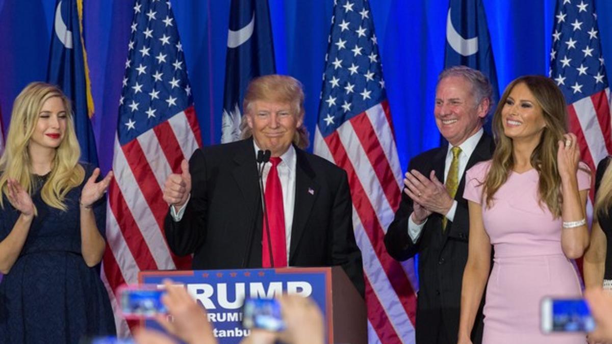 Donald Trump junto a su hija Ivanka, tras imponerse en las primarias republicanas en Carolina del Sur