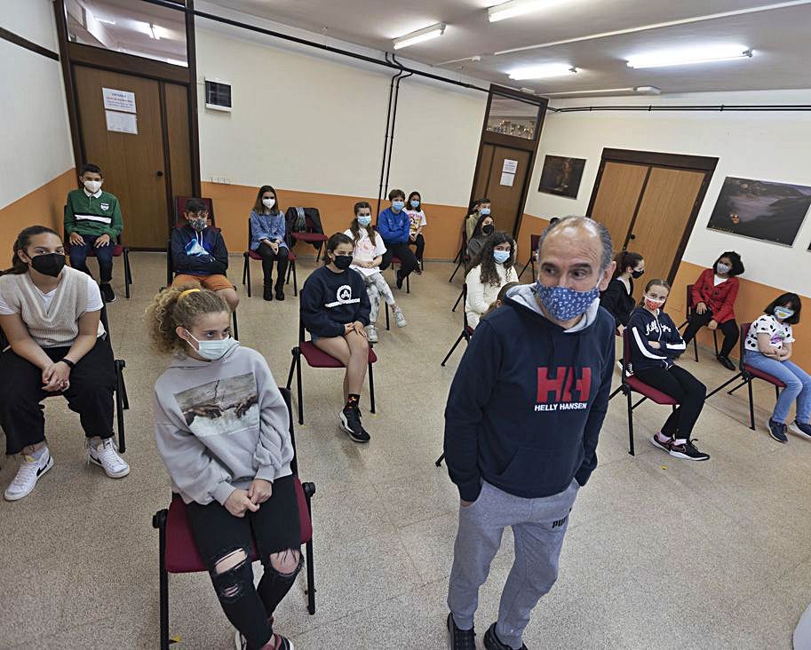 El profesor Pablo Alonso, en primer término, con sus alumnos de 6.º de Primaria. |  M. L.