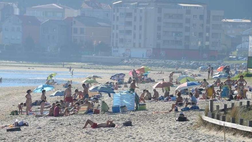 Usuarios de la playa moañesa de A Xunqueira, ayer. // Gonzalo Núñez