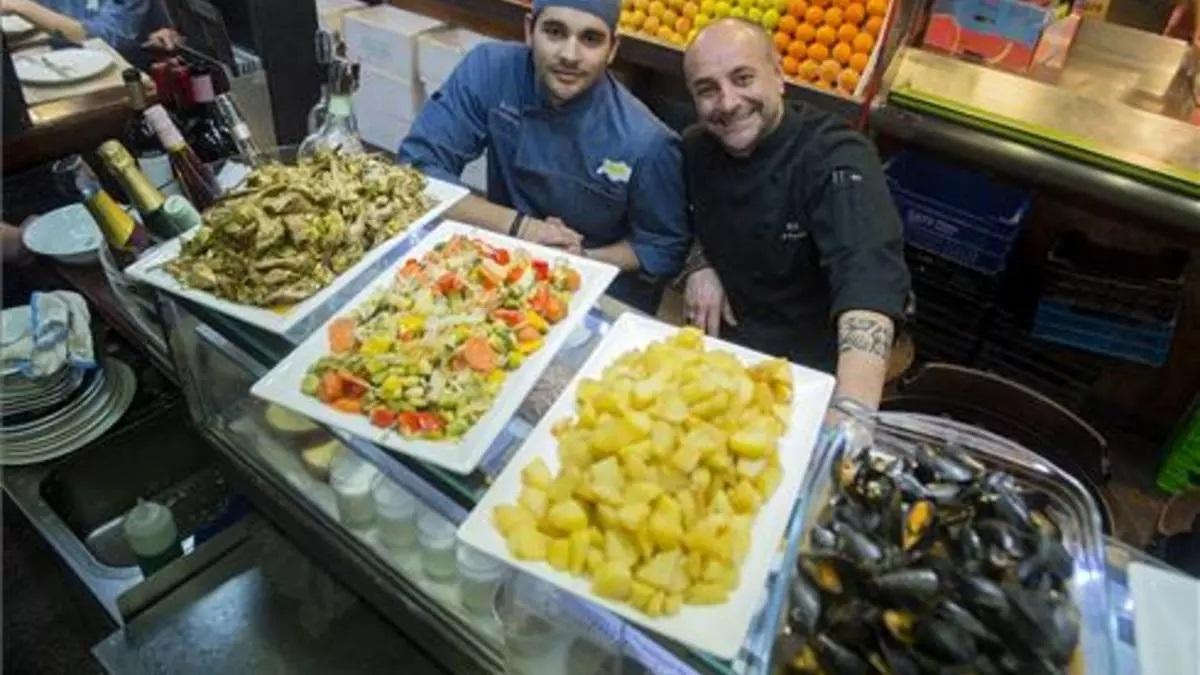 Quim Márquez con su hijo Yuri en el diminuto bar de la Boqueria.