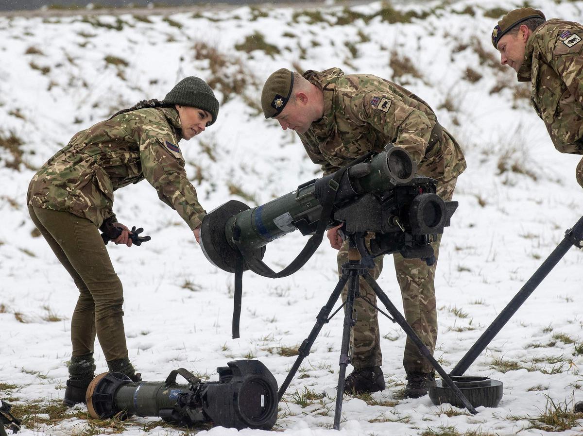 La Princesa de Gales, Catalina practica simulacros de soldados heridos durante su visita al 1er Batallón de Guardias Irlandeses en un ejercicio de entrenamiento cerca de Salisbury, sur de Inglaterra, el 8 de marzo de 2023