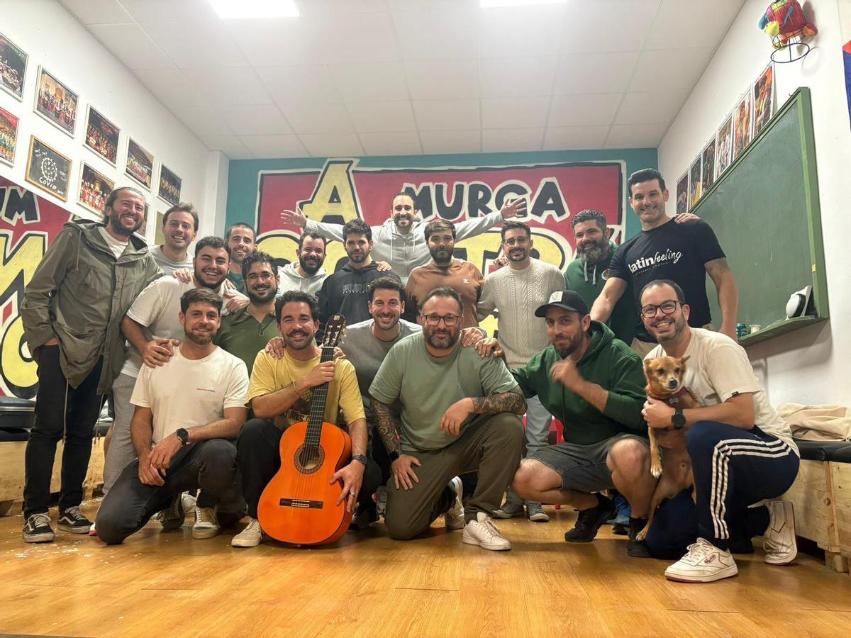 Miembros de la murga de Badajoz A Contragolpe durante uno de los ensayos.