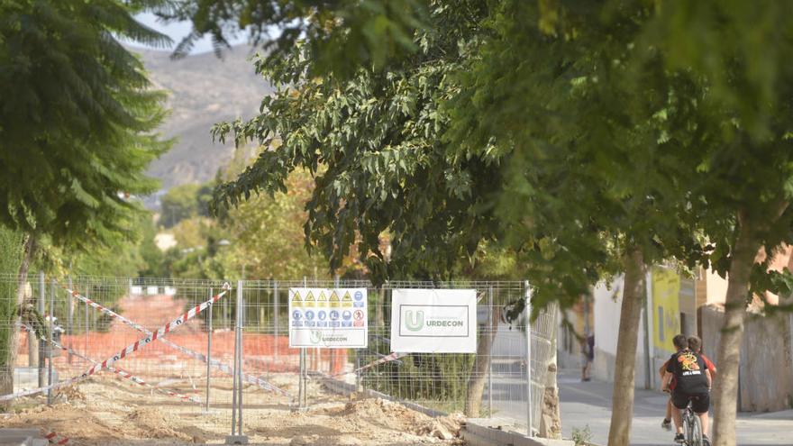 Las obras en la &#039;milla verde&#039; impiden el uso de la vía a senderistas y ciclistas