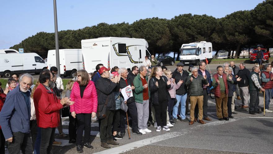 Gijón, en pie de guerra por el vial de Jove, inicia las movilizaciones cortando el acceso a El Musel: &quot;No vamos a ceder con esta aberración&quot;