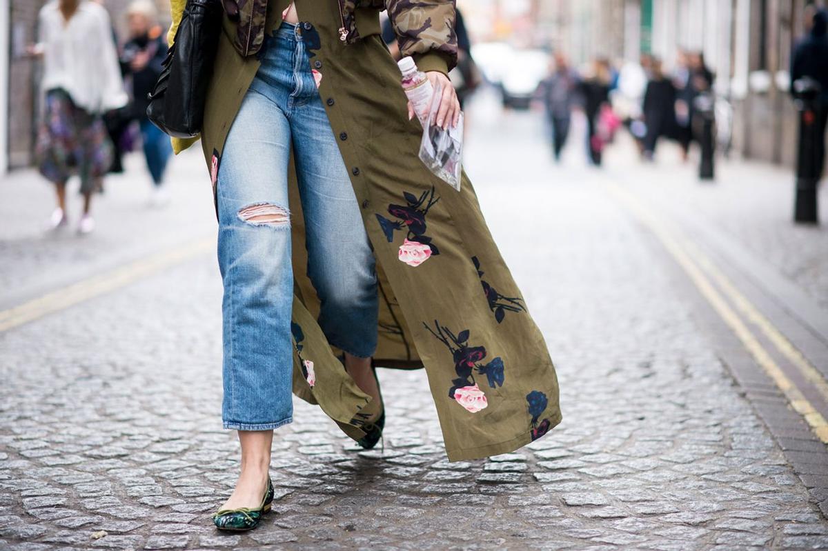 Tendencia vestido + jeans: diseño estilo gabardina