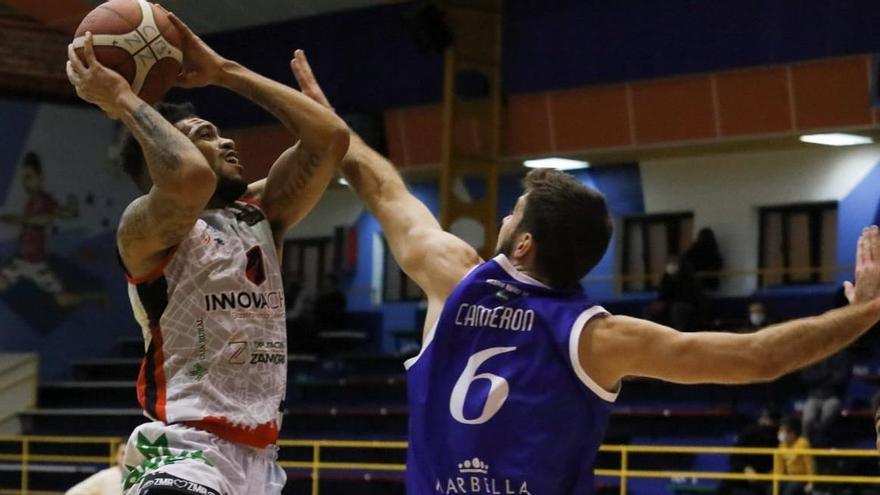 Bobby Harris II busca anotar en el partido disputado en el Ángel Nieto frente al CB Marbella.