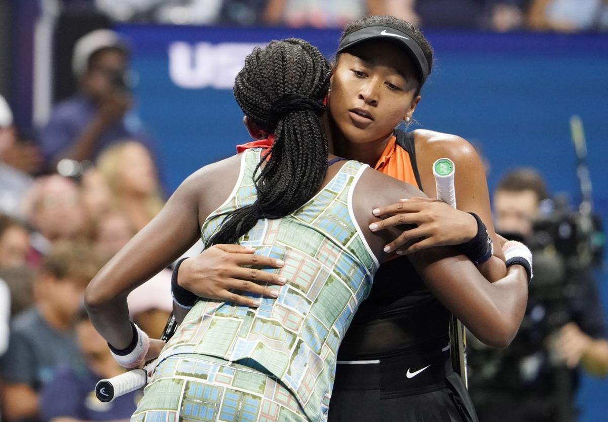 New York (United States), 31/08/2019.- Naomi Osaka of Japan (R) embraces Coco Gauff of the US after their match on the sixth day of the US Open Tennis Championships the USTA National Tennis Center in Flushing Meadows, New York, USA, 31 August 2019. The US Open runs from 26 August through 08 September. (Tenis, Abierto, Japón, Estados Unidos, Nueva York) EFE/EPA/RAY STUBBLEBINE