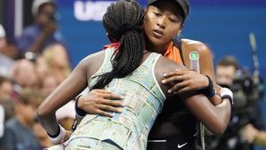 New York (United States), 31/08/2019.- Naomi Osaka of Japan (R) embraces Coco Gauff of the US after their match on the sixth day of the US Open Tennis Championships the USTA National Tennis Center in Flushing Meadows, New York, USA, 31 August 2019. The US Open runs from 26 August through 08 September. (Tenis, Abierto, Japón, Estados Unidos, Nueva York) EFE/EPA/RAY STUBBLEBINE