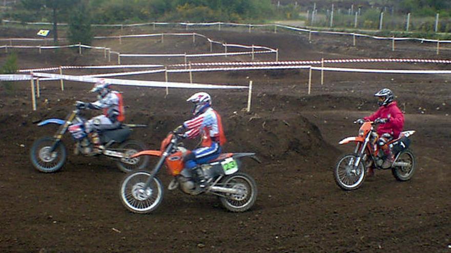 Prueba de motociclismo disputada en el circuito de Bértoa en febrero de 2002.