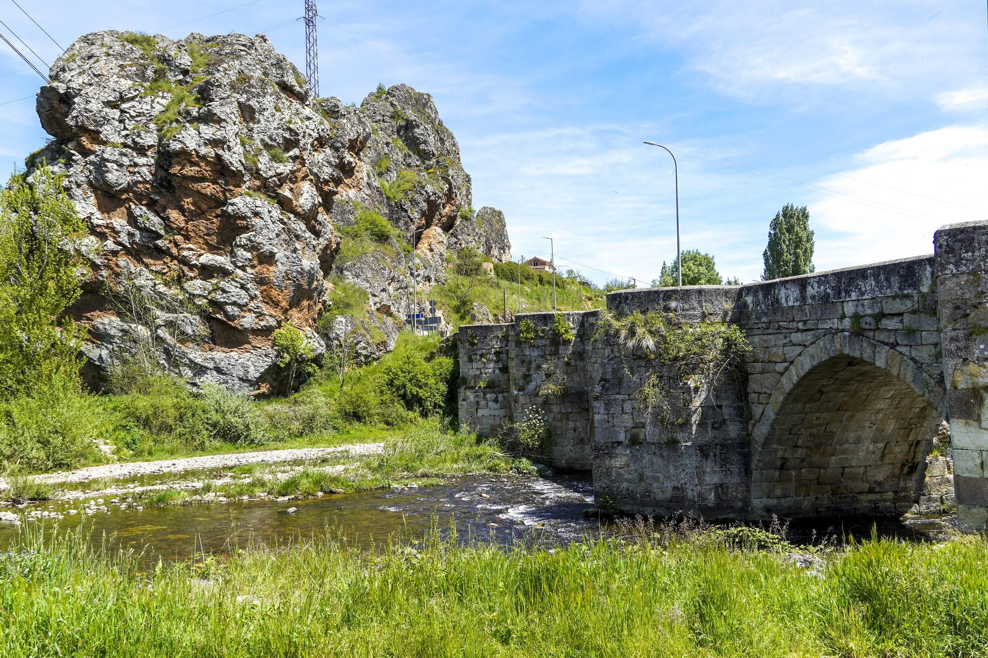 Puente de piedra sobre el rio de Pisuegra