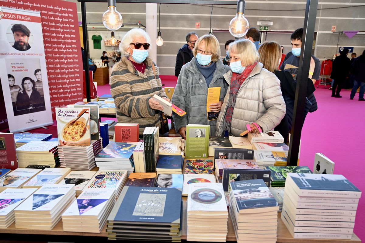 Varias mulleres nun stand de libros no Culturgal.