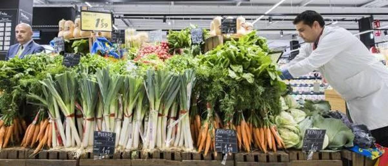 Puesto de ventas de frutas y hortalizas en un hipermercado Carrefour de València.