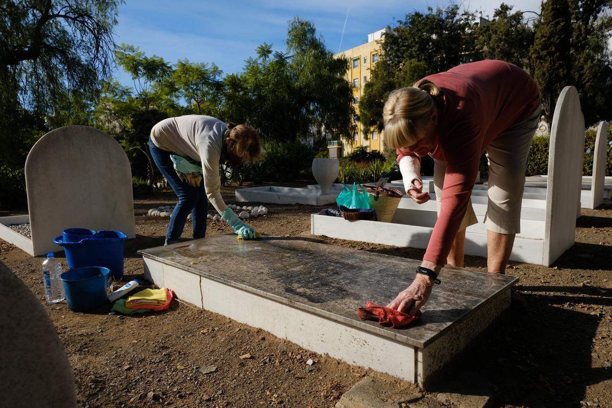 Un grupo de voluntarios adecentaba ayer tumbas y lápidas del Cementerio Inglés de Málaga.