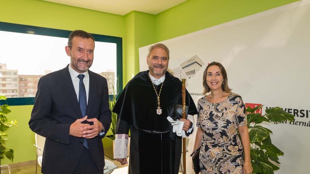 Carlos González, alcalde de Elche; Juan José Ruiz, rector de la UMHE y María José Martínez, concejala de Educación y Universidades en la inauguración del curso académico 2022-2023.