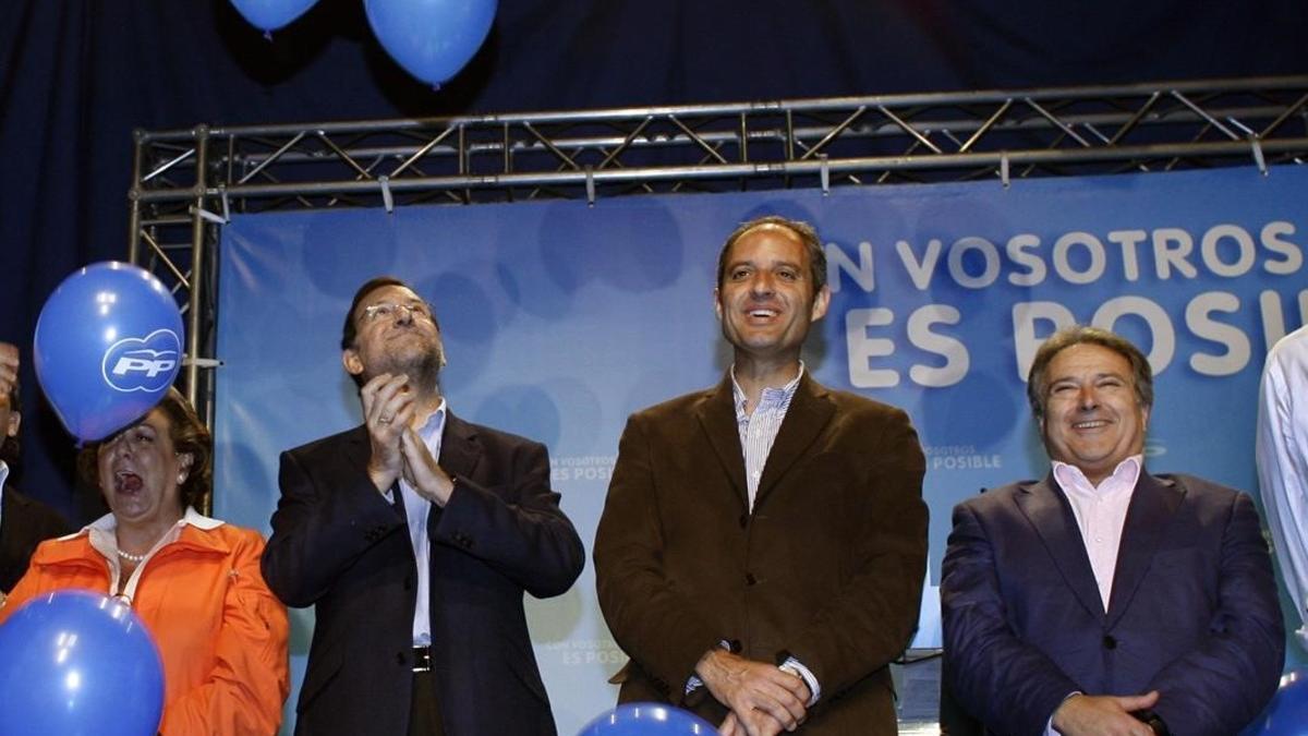 Mariano Rajoy, entre Rita Barberá, Francisco Camps y Alfonso Rus, en un acto del PP valenciano, en mayo del 2008.