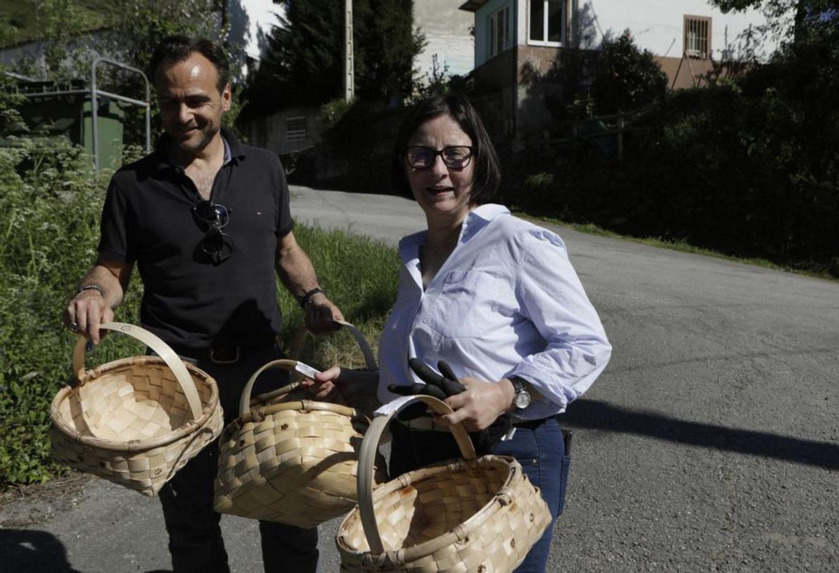 Carmen Rodríguez y José Luis Santiago, con los cestos que les hizo un artesano de la zona para la recolección. | Fernando Rodríguez