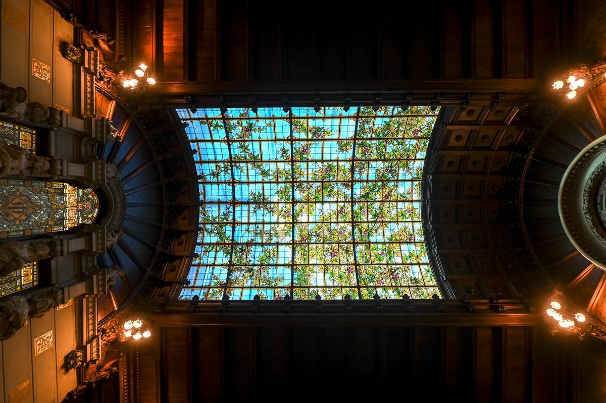Claraboya de vidrio mosaico que ilumina la entrada con luz cenital del Palau Montaner, sede actual de la Delegación de Gobierno en Catalunya.