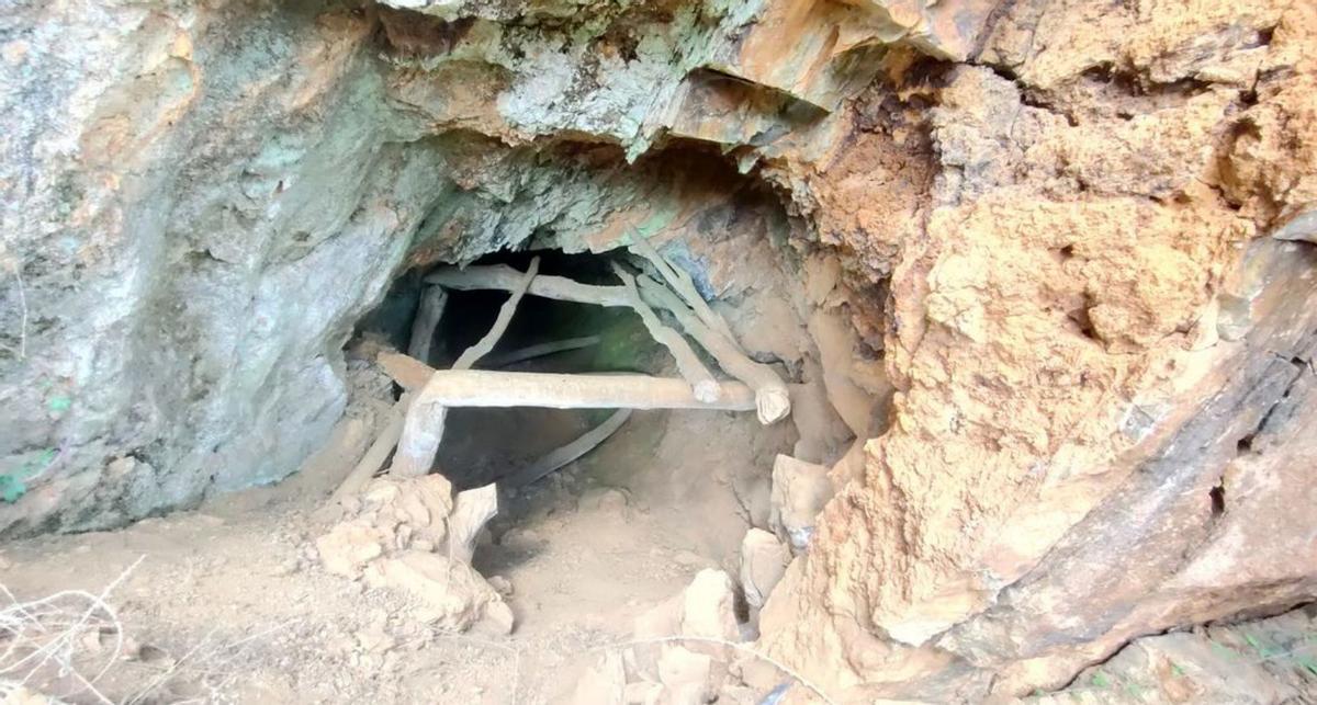 Arriba, Anselmo Rivas, en el interior de la mina donde hallaron el musgo. Abajo, el entorno de la mina. | Cedidas a Ch. S.