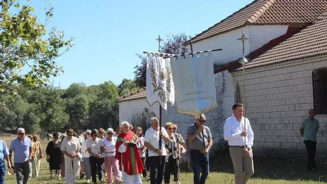 Molezuelas de la Carballeda honra a sus difuntos para poner fin a sus fiestas