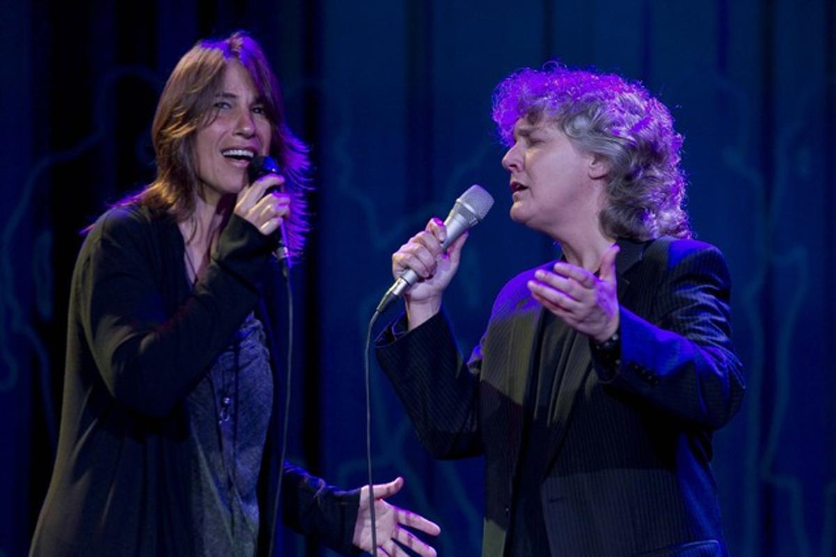 Las intérpretes Lídia Pujol y Mayte Martín, durante su actuación en la gala del Català de l’Any.