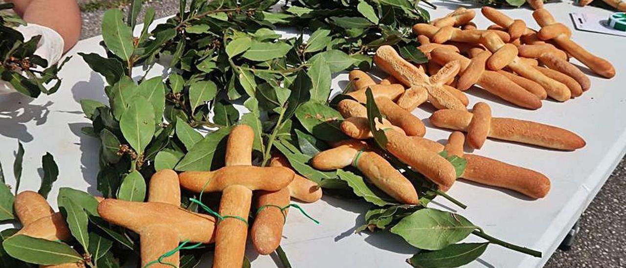 Detalle de las cruces de pan con el laurel atado. | Rep. de T. C.