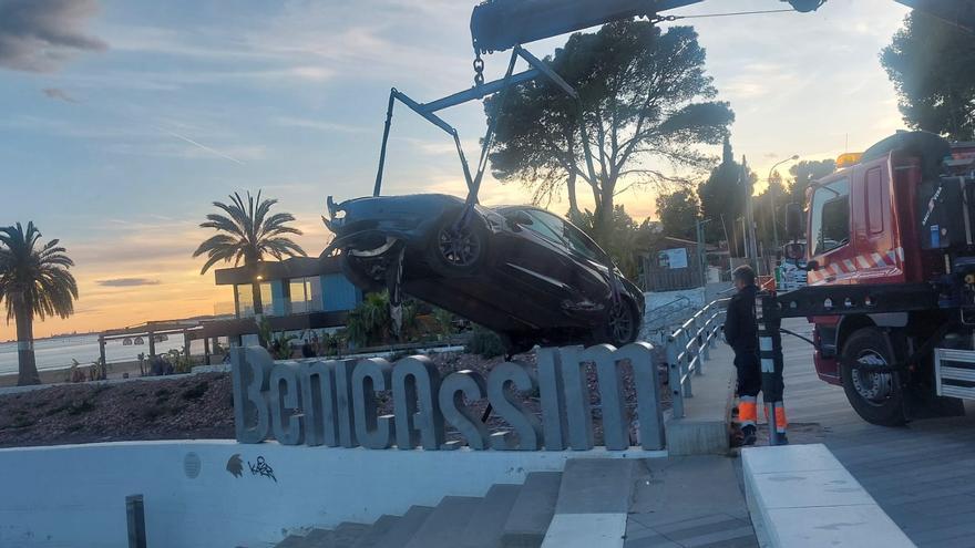 Un conductor se precipita por un barranco con su Tesla en Benicàssim