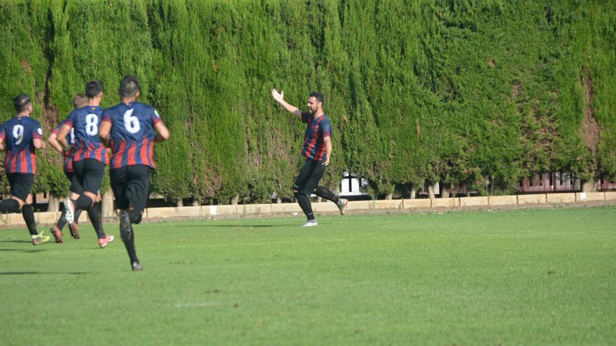 El Eldense celebra uno de sus goles en Elche.