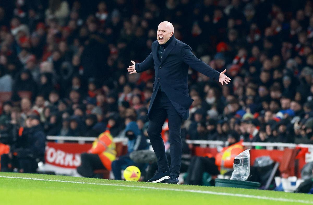 LONDON (United Kingdom), 08/01/2026.- Liverpool manager Arne Slot gestures on the touchline during the English Premier League match between Arsenal FC and Liverpool FC, in London, Britain, 08 January 2026. (Reino Unido, Londres) EFE/EPA/NEIL HALL