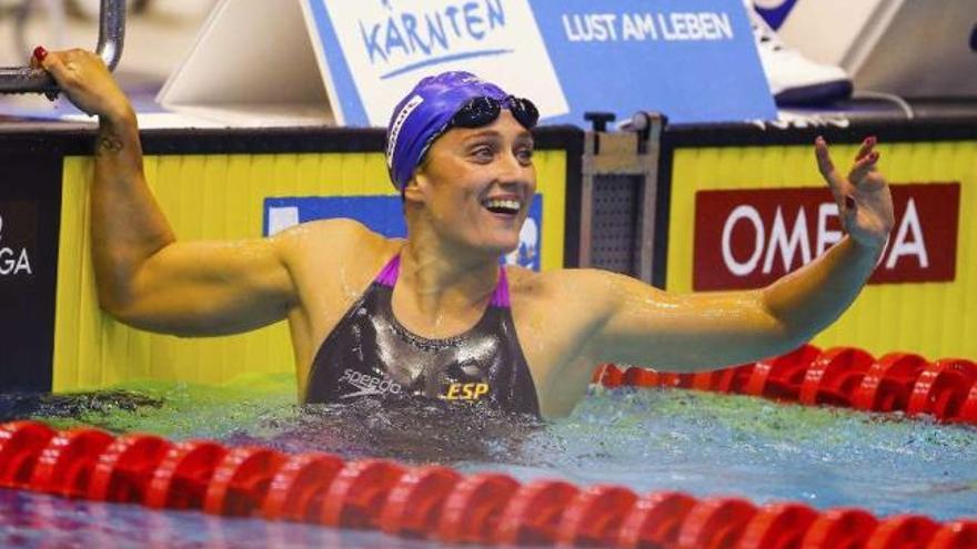 Mireia Belmonte, tras batir el récord en 800 metros libre en piscina corta, ayer. // Efe