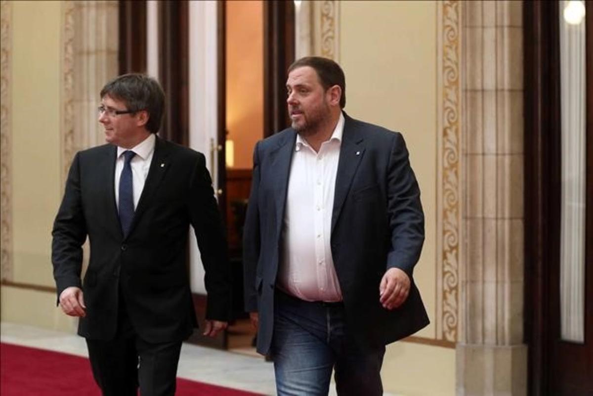 Carles Puigdemont y Oriol Junqueras, tras una reunión en el Parlament.