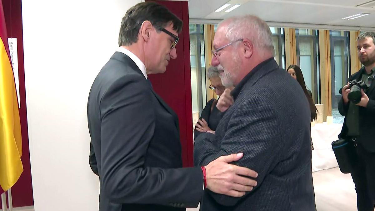 Illa y el exconseller Lluís Puig se saludan en la delegación del Govern en Bruselas El presidente de la Generalitat, Salvador Illa, y el exconseller de Cultura Lluís Puig, miembro del Govern del expresidente Carles Puigdemont, se han saludado este jueves en la recepción del presidente catalán en la delegación del Govern ante la Unión Europea en Bruselas.