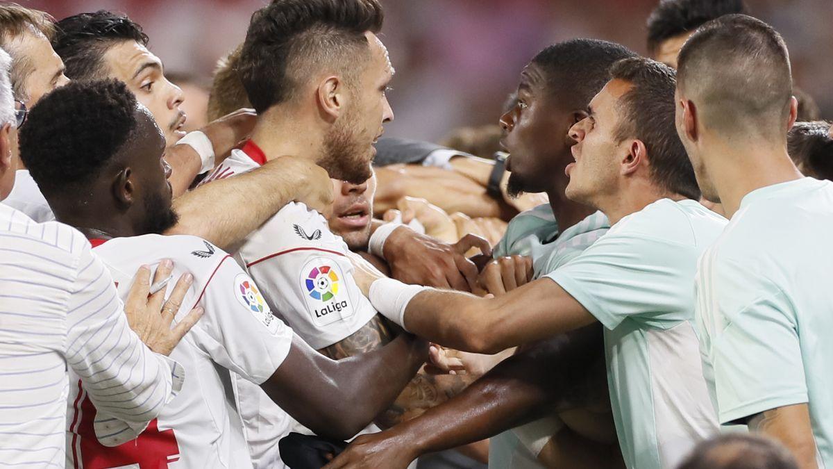 Tangana en el Sevilla - Valladolid.