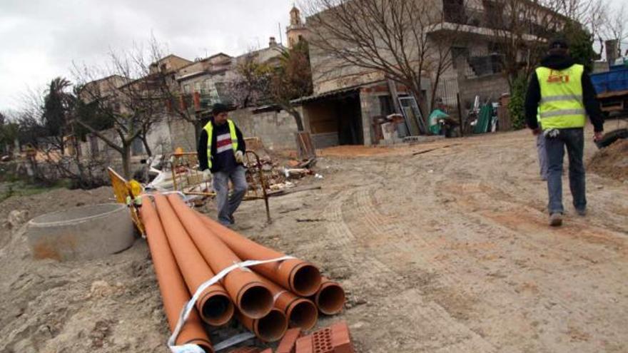 Varios operarios trabajando ayer en la canalización de las aguas pluviales.