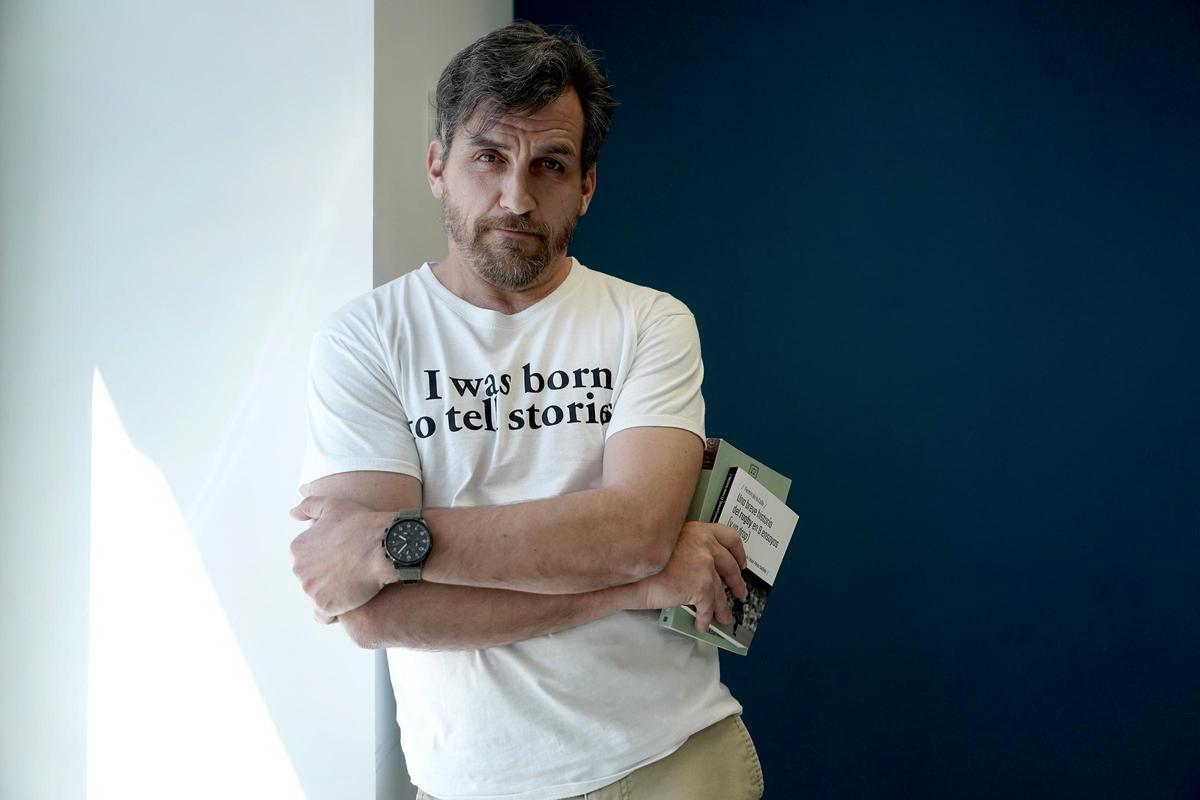 Fermín de la Calle, autor de 'Una breve historia del rugby en 9 ensayos (y un drop)', en la redacción de EL PERIÓDICO en Madrid.