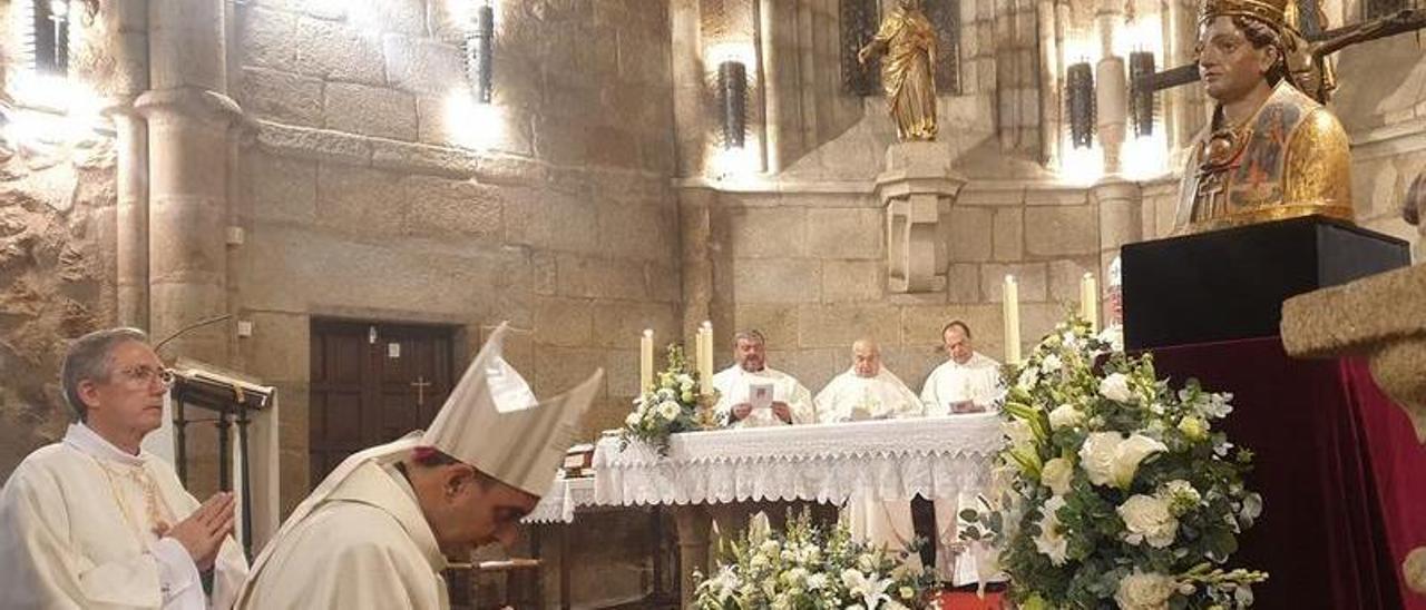 El obispo de Plasencia, que ha solicitado un año jubilar, ante el busto de San Fulgencio.