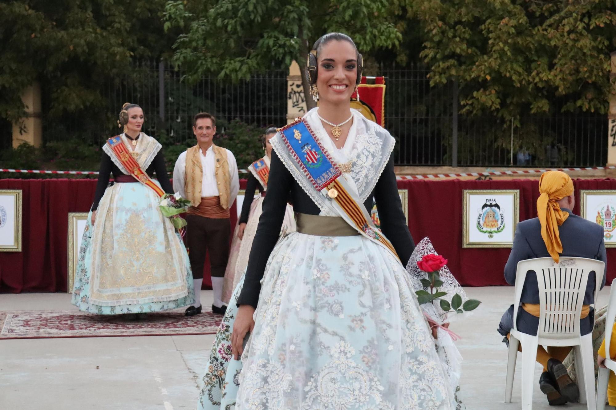 Las fallas de Camins al Grau izan la Senyera