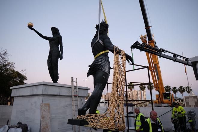 Instalación de las esculturas de Venus y Neptuno en la entrada del Puerto de Málaga