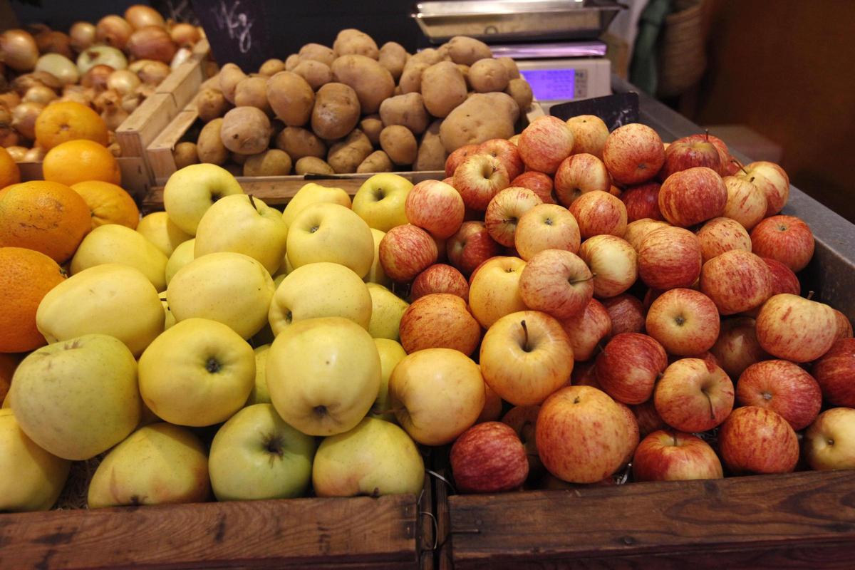 Imatge d'arxiu de pomes a la parada d'un mercat