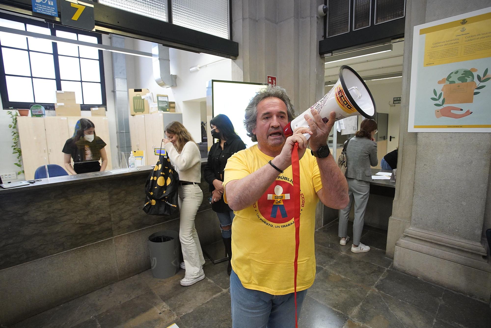 Treballadors de Correus de Girona es «tanquen» per denunciar el «desmantellament» del servei