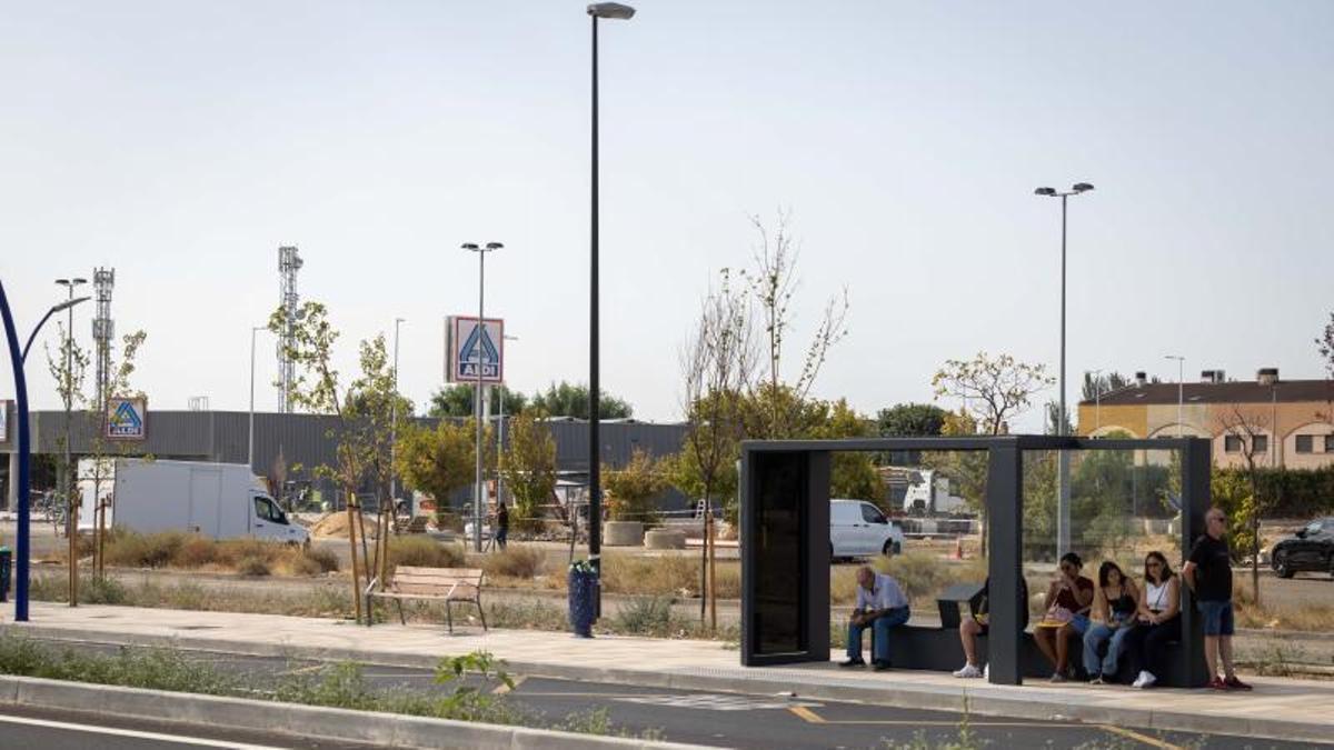 El Parque Comercial Torreblanca, liderado por Aldi, visto desde la nueva avenida de Logroño de Utebo.