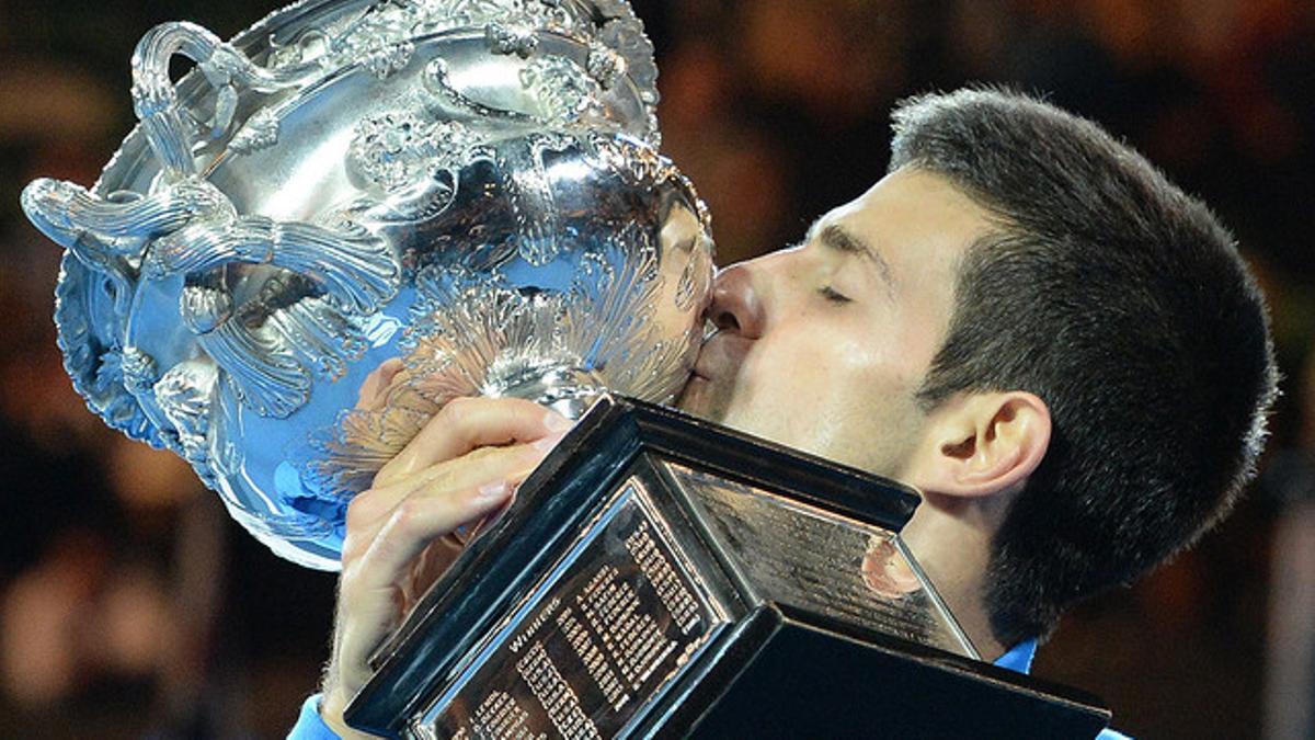 Novak Djokovic besa el trofeo que lo acredita como campón del Abierto de Australia