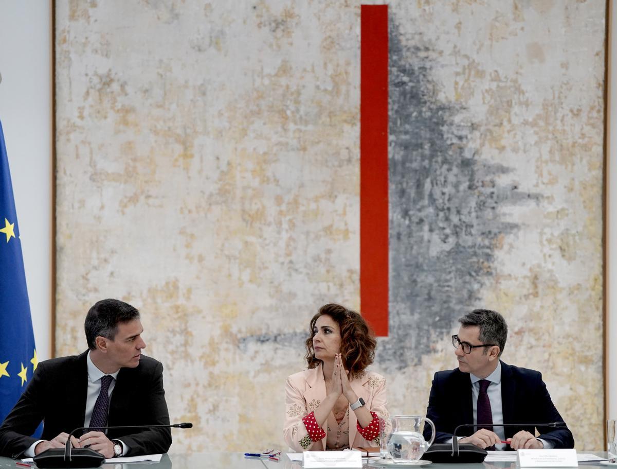 El presidente del Gobierno, Pedro Sánchez, junto a la vicepresidenta primera, María Jesús Montero, y el ministro de Presidencia y Justicia, Félix Bolaños, durante una reunión en Moncloa.